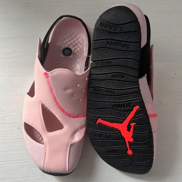 Nike Jordan girl’s pink sandals - Picture 3 of 3